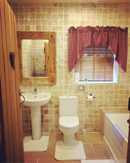 Bumbleberry Cottage Gresford Esterno foto