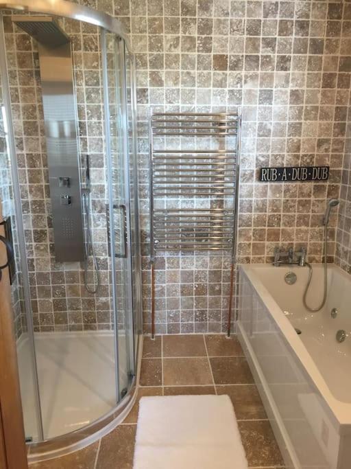 Bumbleberry Cottage Gresford Esterno foto