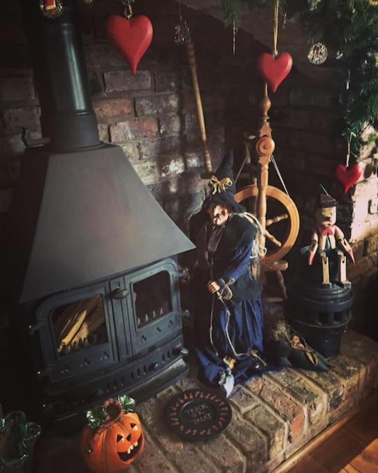 Bumbleberry Cottage Gresford Esterno foto