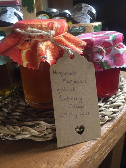 Bumbleberry Cottage Gresford Esterno foto