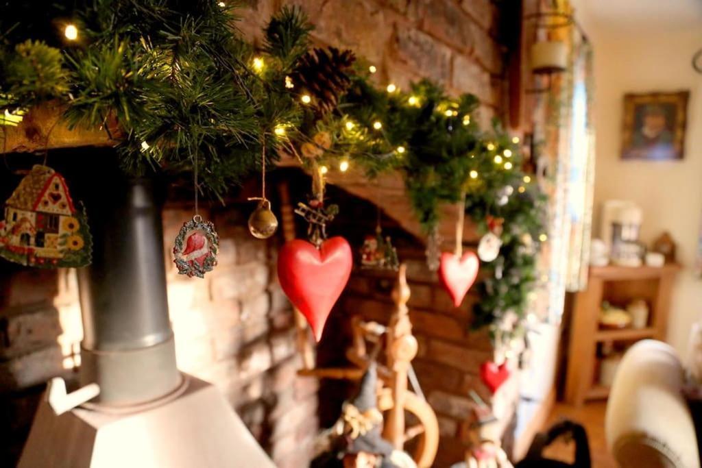 Bumbleberry Cottage Gresford Esterno foto